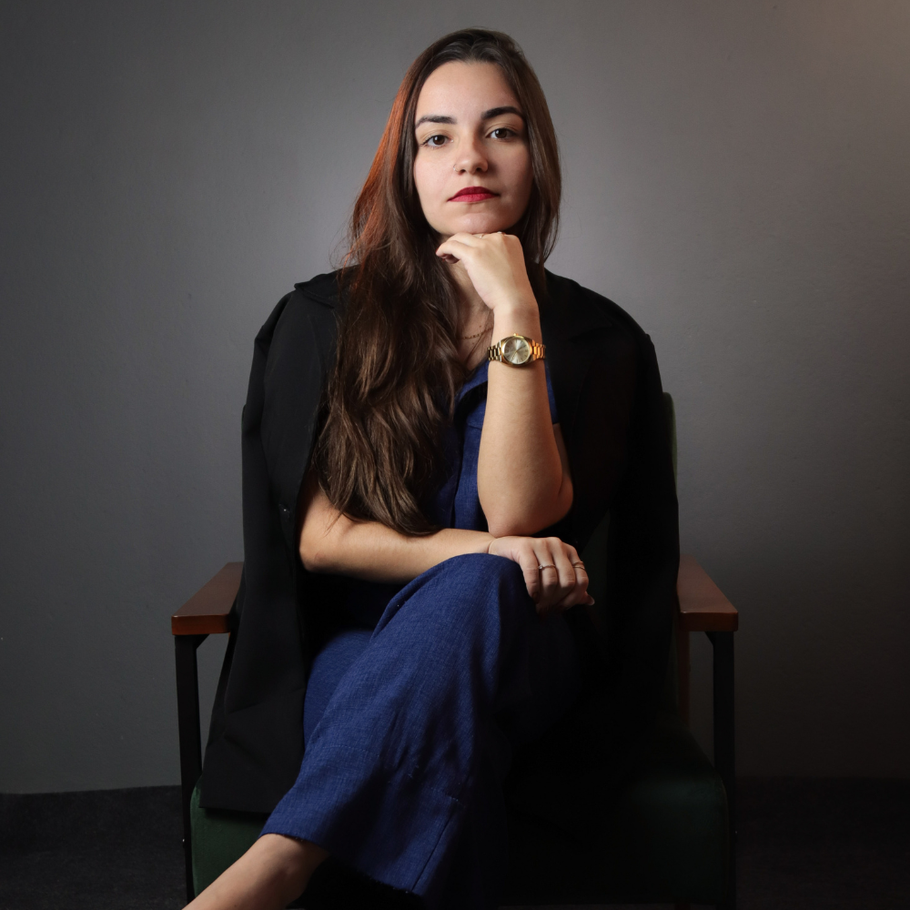 Retrato da Dra. Passageiro, advogada especialista em direito do passageiro aéreo